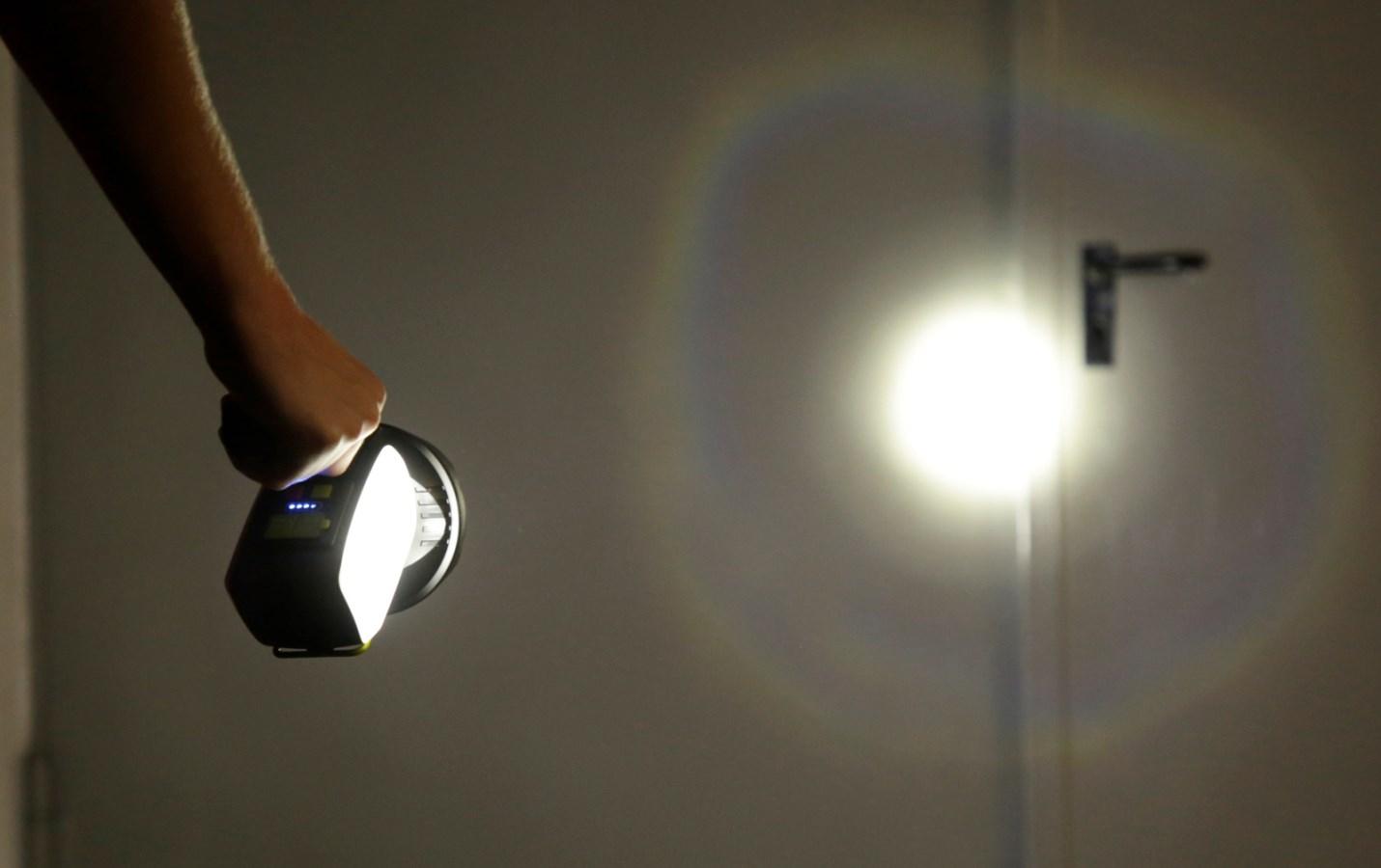 Hordozható LED lámpa akkumulátorral – 5 W, 350 lm, powerbank funkció