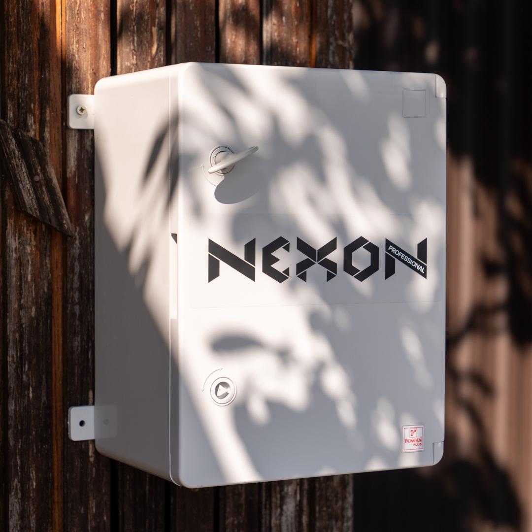 NEXON HeavyShock PRO 5.0J villanypásztor csomag, 12V működtetéssel, napelemmel, védődobozzal és 5 fémszálas ULTRA zsinórral (180kg), 1500m