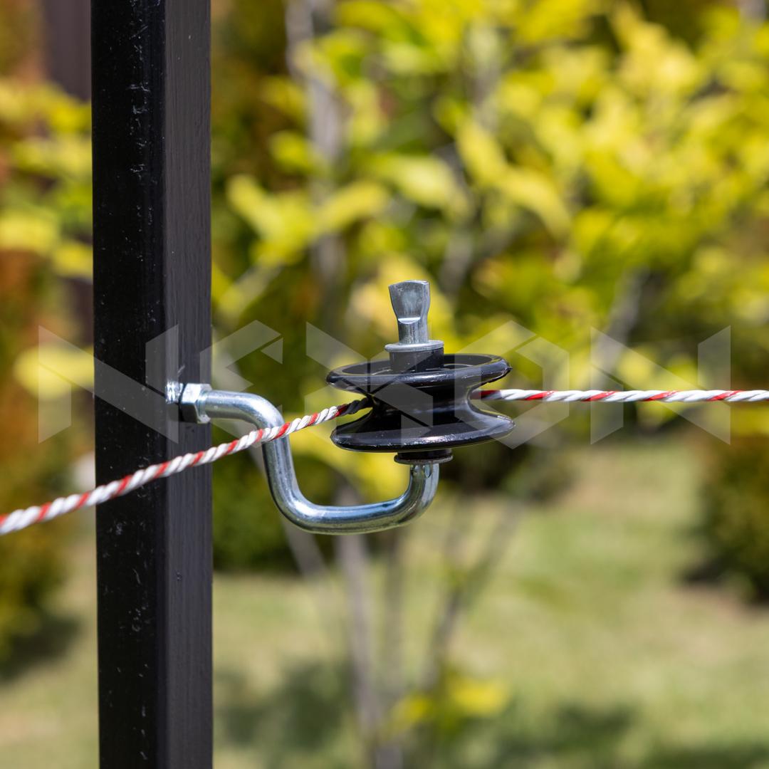 Izolator colț pentru gard electric cu șurub metric NEXON