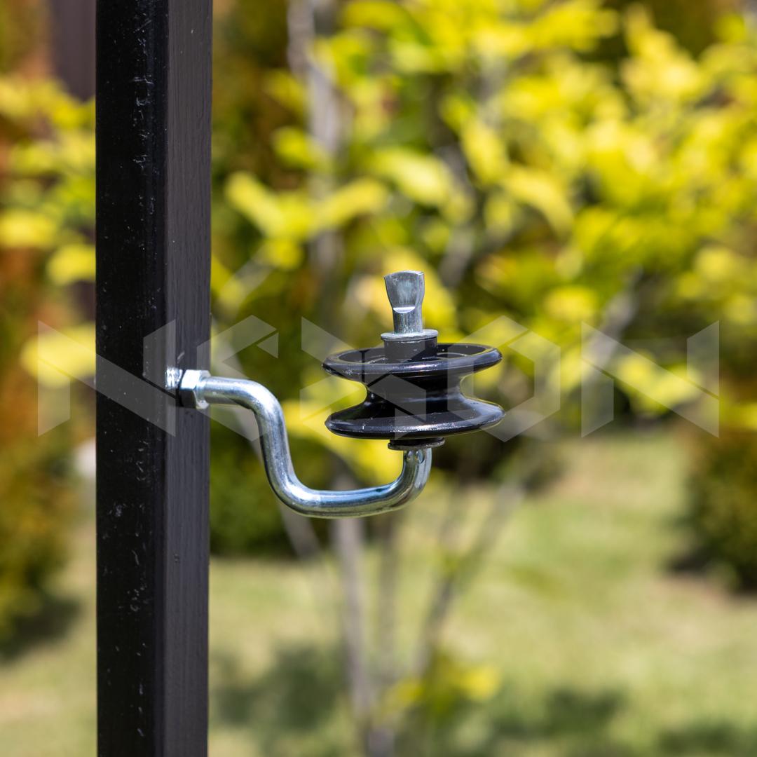 Izolator colț pentru gard electric cu șurub metric NEXON