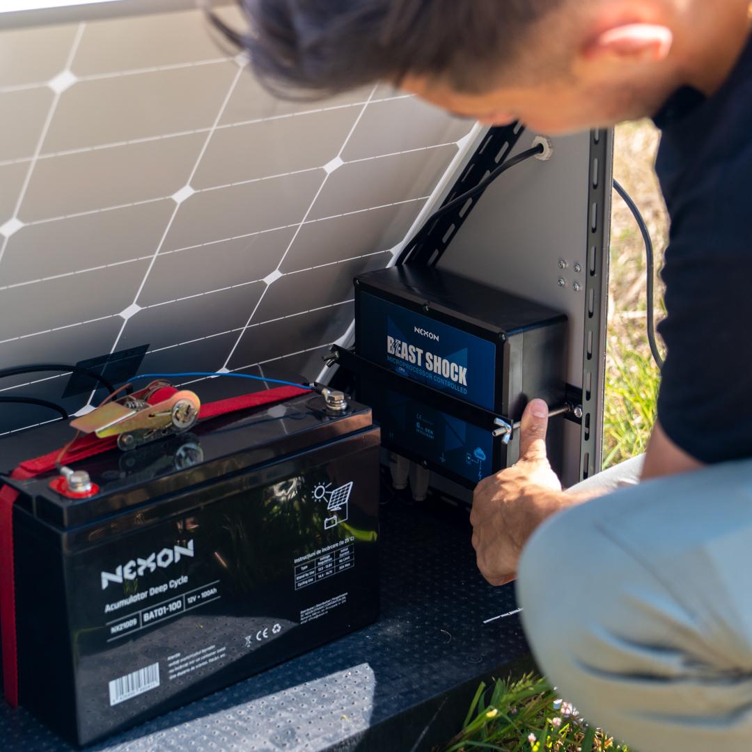 Portable Electric Fence NEXON PYRAMID 10J GPS with Solar Panel and Battery