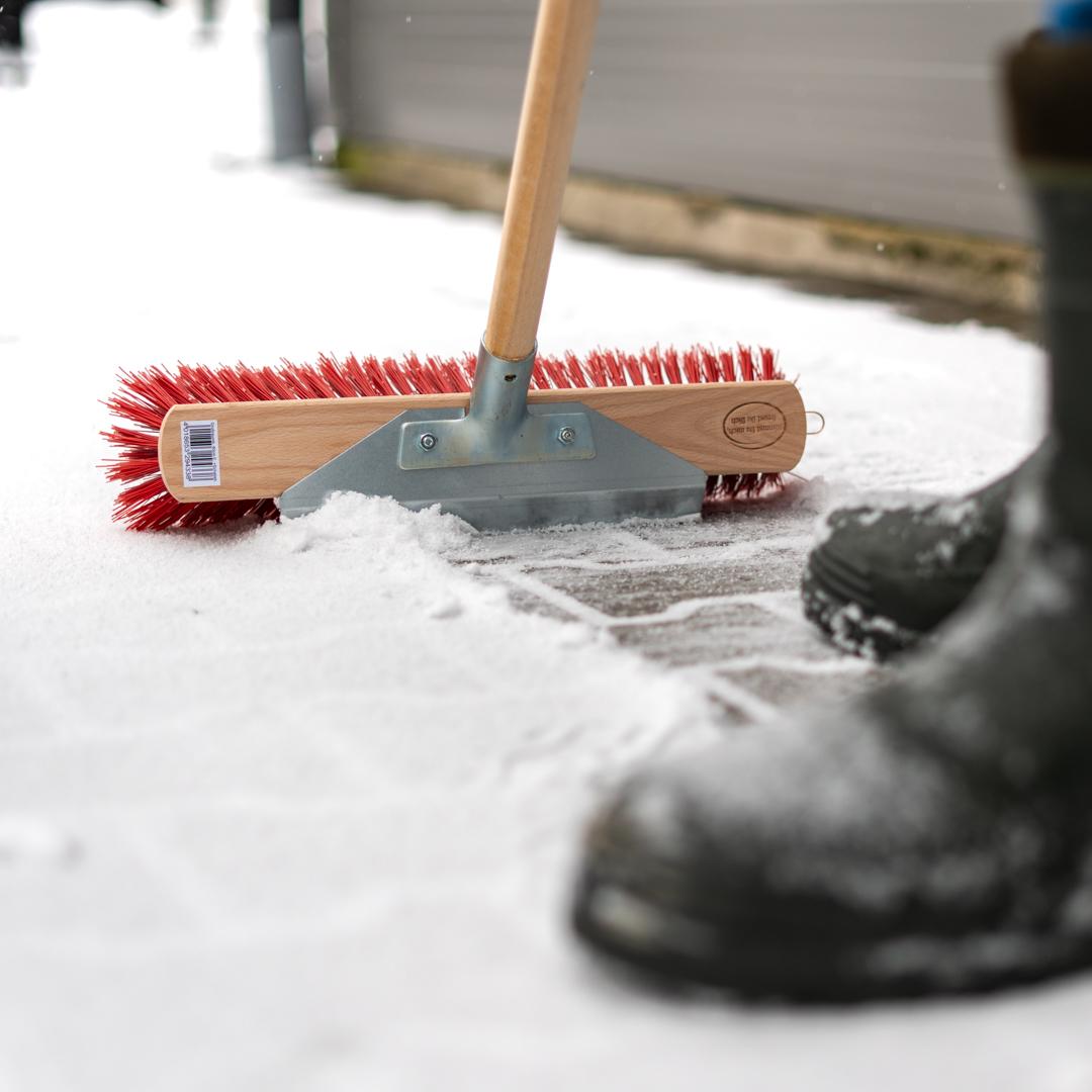 Nagyméretű seprű kaparóéllel