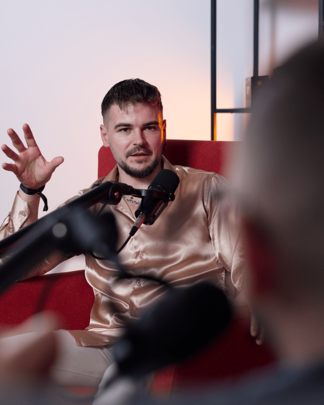 Nexon Levi podcast közben, mikrofon előtt beszél egy stúdióban
