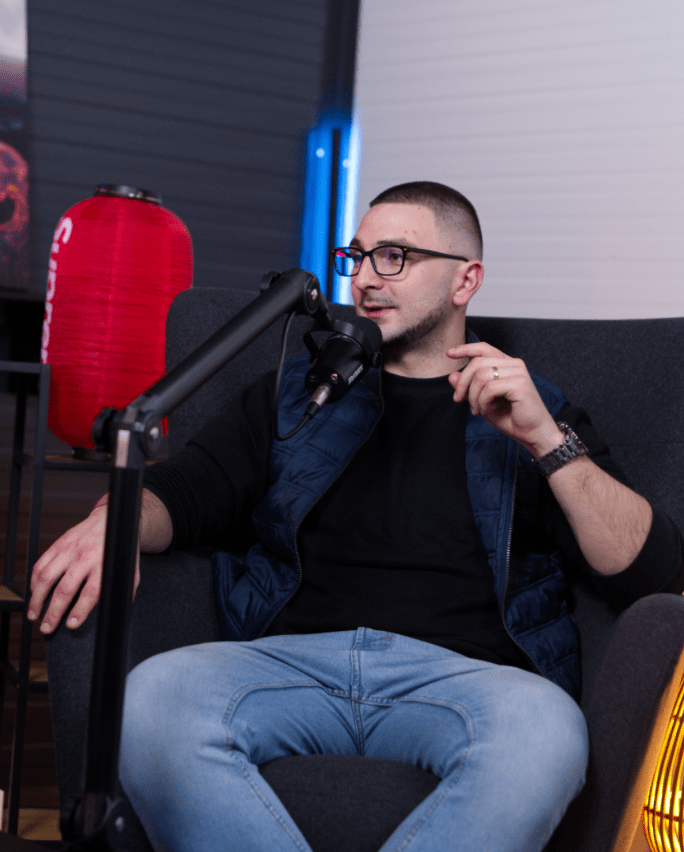 Varga Hunor podcast beszélgetés közben, mikrofon előtt, stúdió környezetben